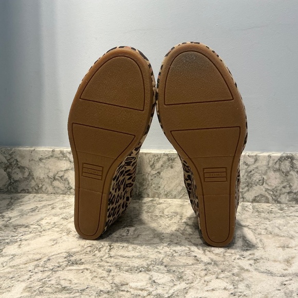 NWOB Tom’s Kelsey Desert Tan Leopard Print Suede Wedge ankle Boots Sz 6 - Picture 6 of 10